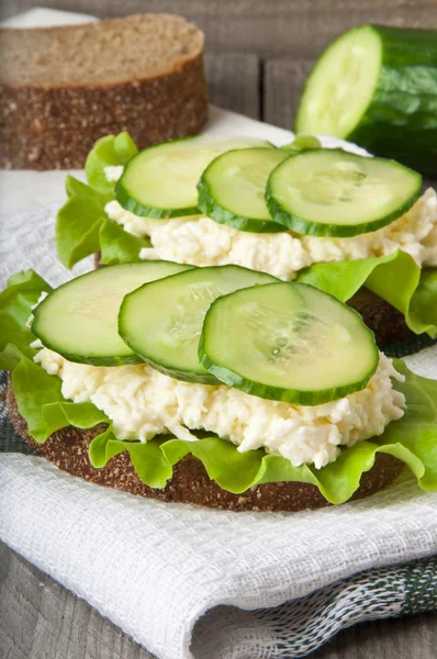Sanduíche saudável com pepino e ovo com queijo para o café da manhã — Fotografia de Stock