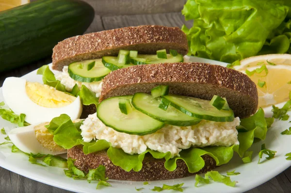 Az uborka, tojás, sajt, a reggeli egészséges, szendvics — Stock Fotó