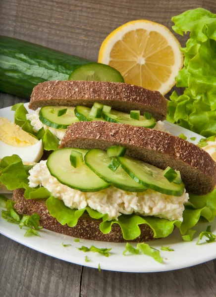 Zdrowe kanapki z ogórkiem i jajkiem z serem na śniadanie — Zdjęcie stockowe