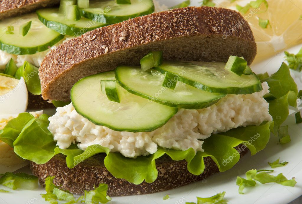 gesunde Sandwich mit Gurke und Ei mit Käse zum Frühstück — Stockfoto ...