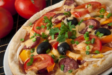 tatlı Pizza domates, peynir, Siyah Zeytin ve biber ile.