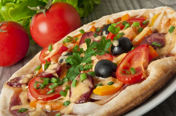 Tatlı Pizza domates, peynir, Siyah Zeytin ve biber ile. — Stok fotoğraf