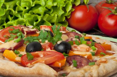 tatlı Pizza domates, peynir, Siyah Zeytin ve biber ile.