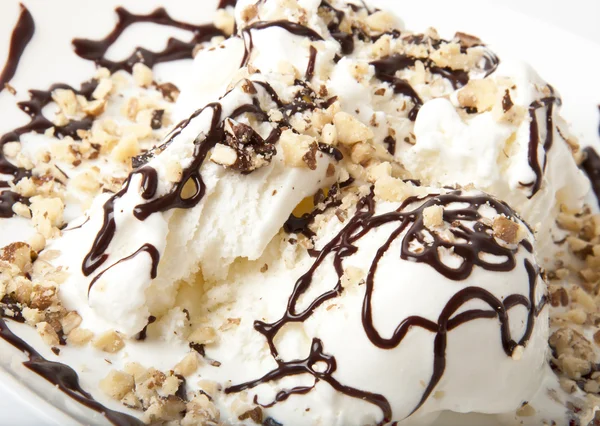 Vanilla ice cream with chocolate and nuts — Stock Photo, Image
