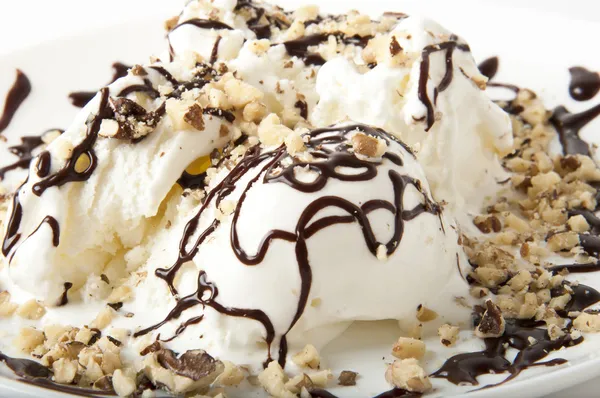 Vanille-ijs met chocolade en noten — Stockfoto