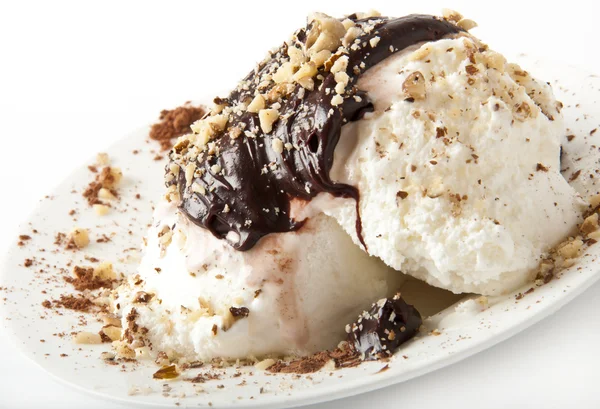 Vanilla ice cream with chocolate and nuts — Stock Photo, Image