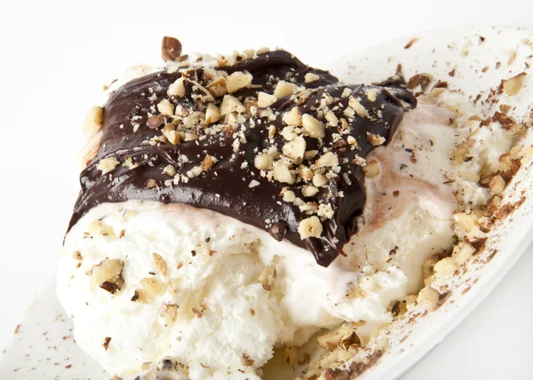 香草冰淇淋加巧克力和坚果 — 图库照片