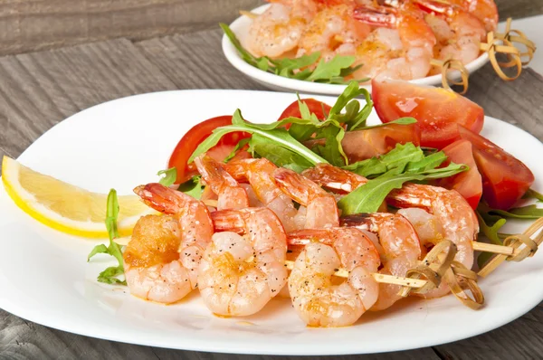 Fresh grilled shrimps with lemon on white plate — Stock Photo, Image
