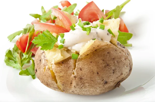 Ofenkartoffeln gefüllt mit saurer Sahne und Rucola — Stockfoto