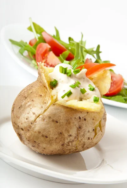 Запеченный картофель со сметаной и рукколой — стоковое фото