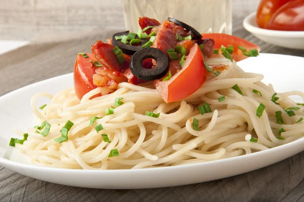 Špagety těstoviny s rajčatovou omáčkou — Stock fotografie