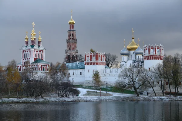 Novodevichiy kloster i vinter — Stockfoto