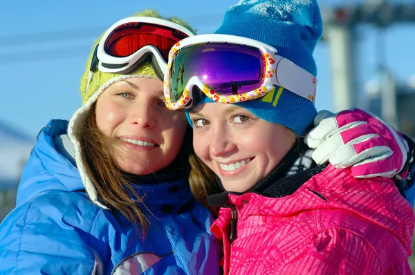 Filles heureuses snowboarders — Photo