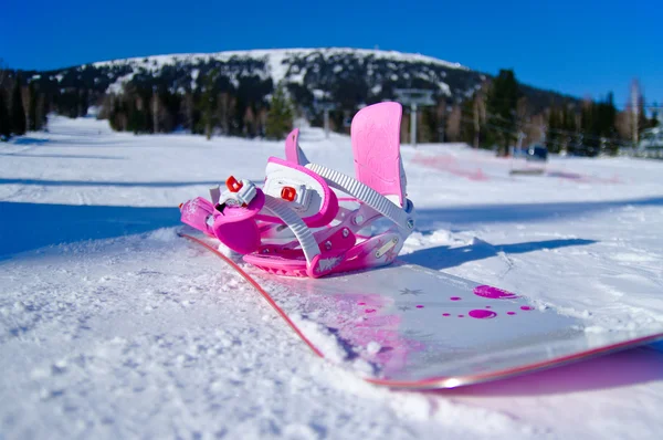 Pembe ve beyaz snowboard — Stok fotoğraf