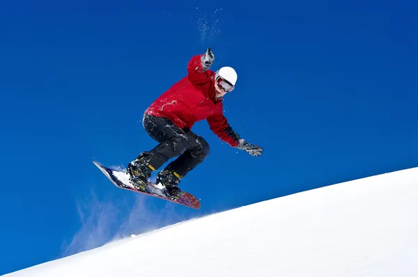 Snowboarder saltando por el aire con cielo azul profundo —  Fotos de Stock