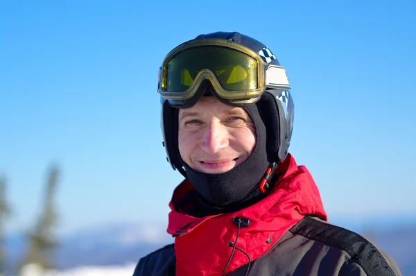Kask içinde gülümseyen kayakçı — Stok fotoğraf