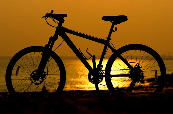 Bicicleta de montanha silhueta no fundo do pôr do sol — Fotografia de Stock