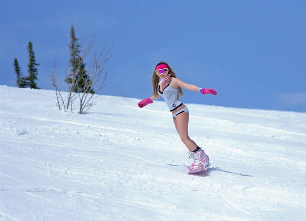 Jeune femme en lingerie sur un snowboard — Photo