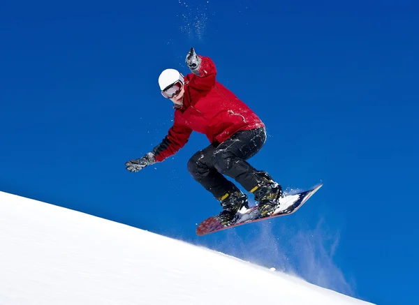 Snowboardzista skoki w powietrzu z głęboko niebieski niebo — Zdjęcie stockowe