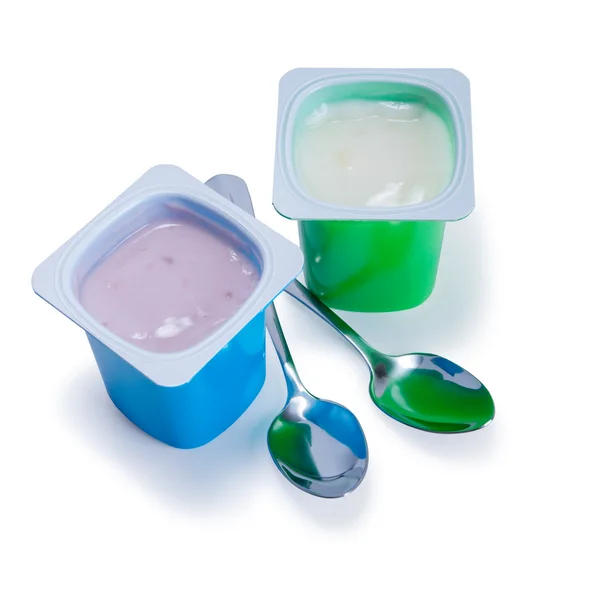 Due bicchieri di plastica con yogurt e cucchiaio — Foto Stock