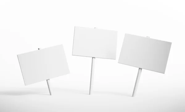 Три изолированных пустых знака на белой поверхности — стоковое фото