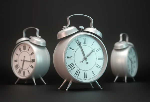 Tres relojes de alarma - Ilustración del concepto de paso del tiempo —  Fotos de Stock