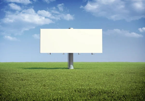 Billboard reklamowy stojący na polu trawy — Zdjęcie stockowe