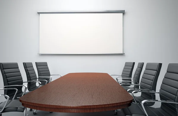 Sala konferencyjna z pustymi krzesłami i ekranem projekcyjnym — Zdjęcie stockowe