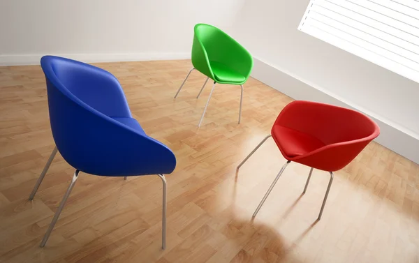 Tři prázdné, barevné židle v prázdné místnosti — Stock fotografie