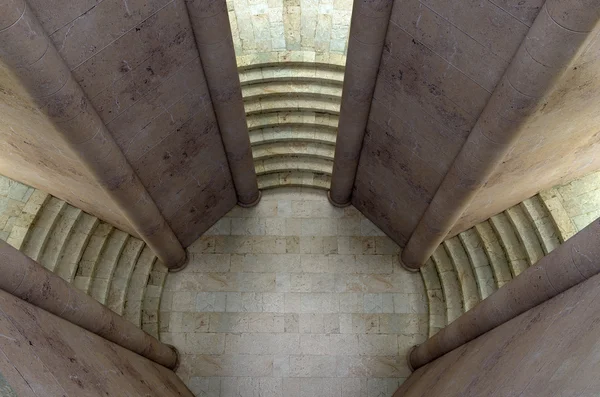 Yuvarlak bir mahkemeye giden üç merdivenler — Stok fotoğraf