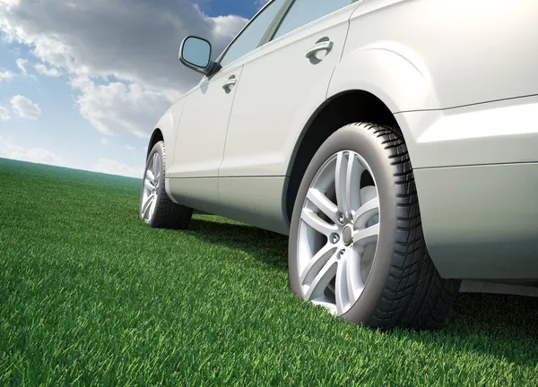 Auto stojí v poli trávy - ekologické dopravní koncepce — Stock fotografie