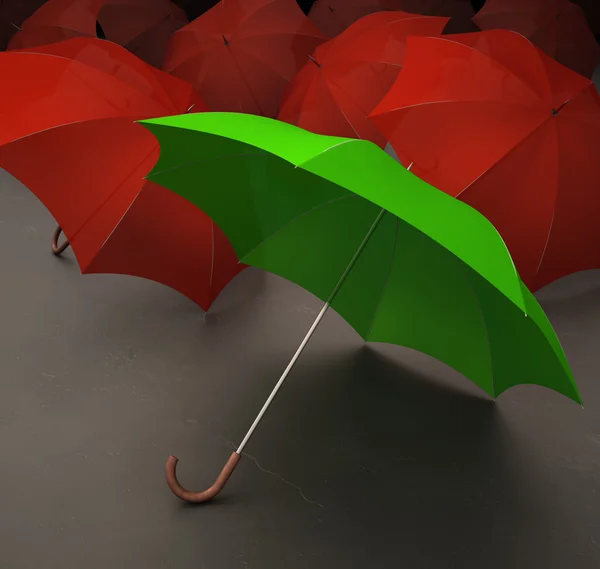 Zielony parasol czerwony parasole w tle — Zdjęcie stockowe