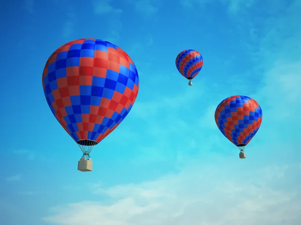 Drei bunte Luftballons auf blauem Himmel lizenzfreie Stockbilder