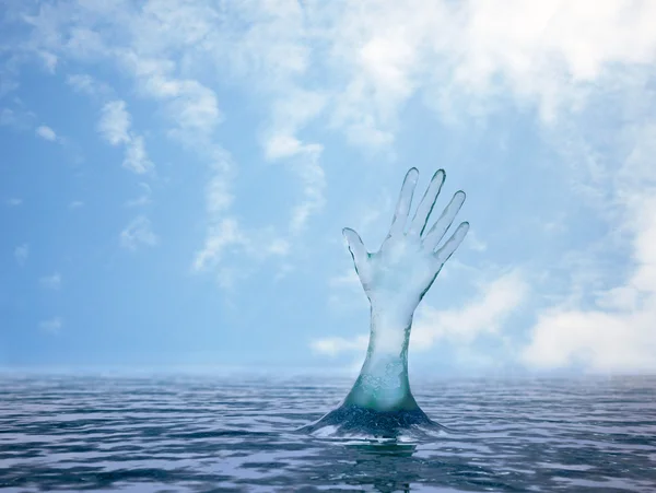Main tendue vers le haut depuis la surface de l'eau . — Photo