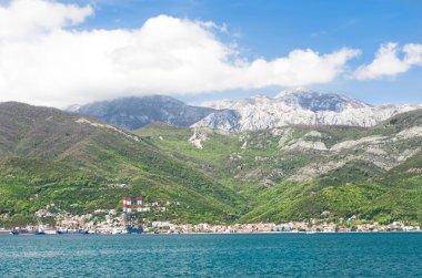 Bahar görünümünde kotor Körfezi