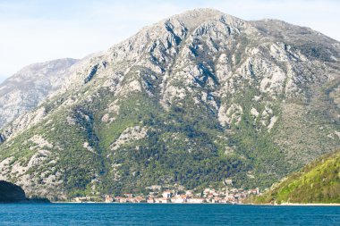 Bahar görünümünde kotor Körfezi