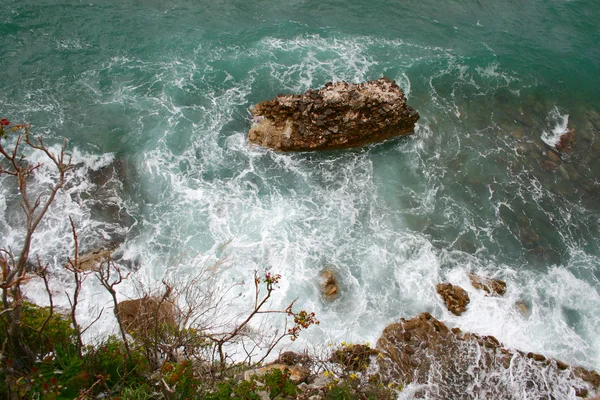 Камни и море в Черногории — стоковое фото