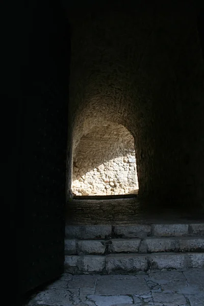 Тоннель со следами в древней крепости — стоковое фото