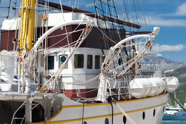 Segelschiff am Dock — Stockfoto