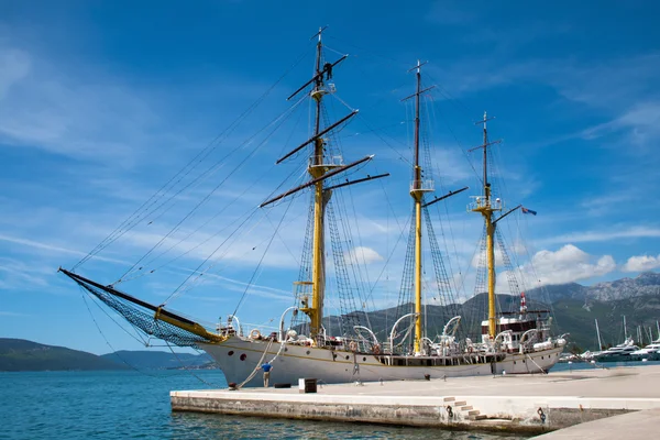 Segelschiff am Dock — Stockfoto