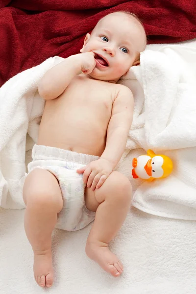 Bebê em toalhas brancas e vermelhas — Fotografia de Stock