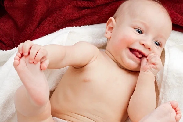 Baby in asciugamani bianchi e rossi — Foto Stock