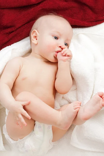 Bayi dengan handuk putih dan merah — Stok Foto