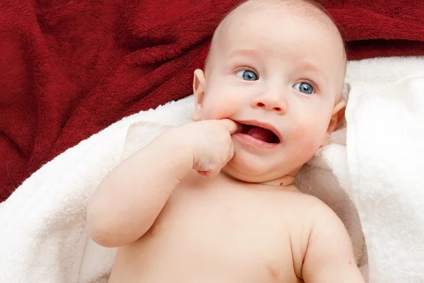 Baby in witte en rode handdoeken — Stockfoto