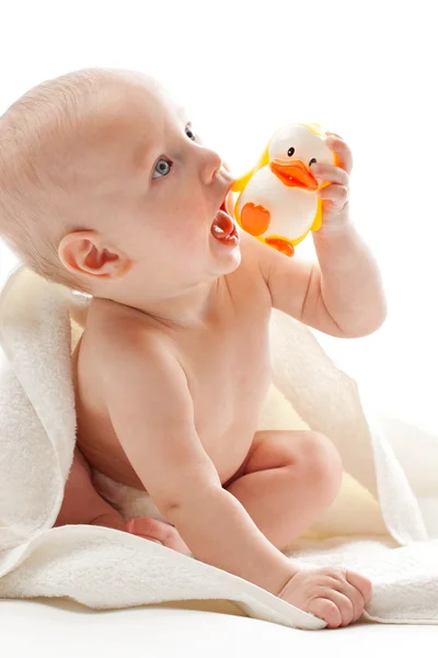 Baby in handdoeken met een eend — Stockfoto