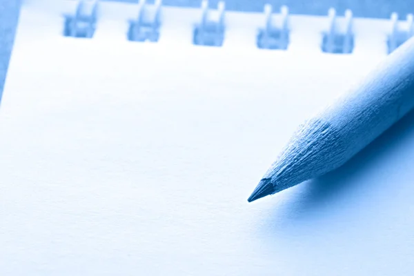 Um bloco de notas com um lápis — Fotografia de Stock