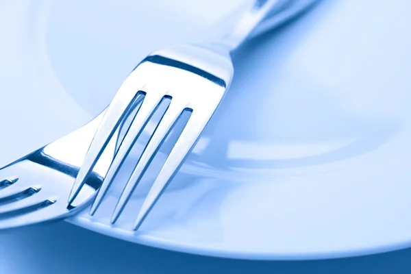 Two forks on a plate — Stock Photo, Image