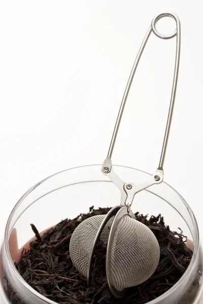 Recipiente de vidro com chá e um filtro de chá — Fotografia de Stock