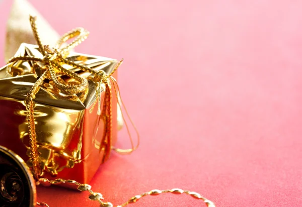 Geschenkdoos met gouden strik — Stockfoto