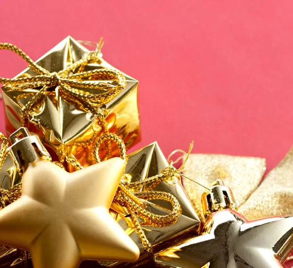 Cajas de regalo con decoración de Navidad —  Fotos de Stock